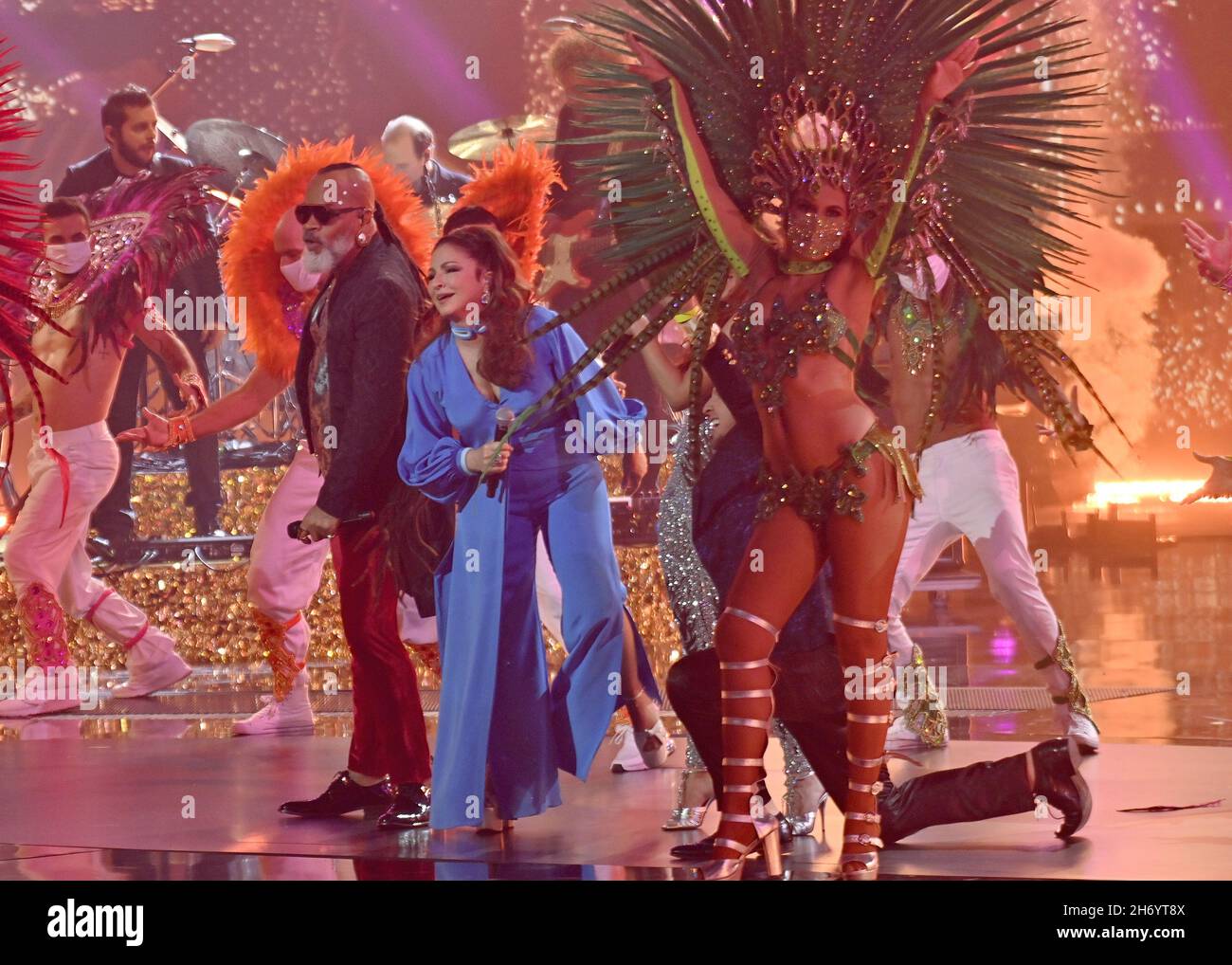 Nevada, Stati Uniti. 18 Nov 2021. Carlinhos Brown e Gloria Estefan suonano sul palco durante il 22° Latin Grammy Awards alla MGM Garden Arena di Las Vegas, Nevada, il 18 novembre 2021. Foto di Jim Ruymen/UPI Credit: UPI/Alamy Live News Foto Stock