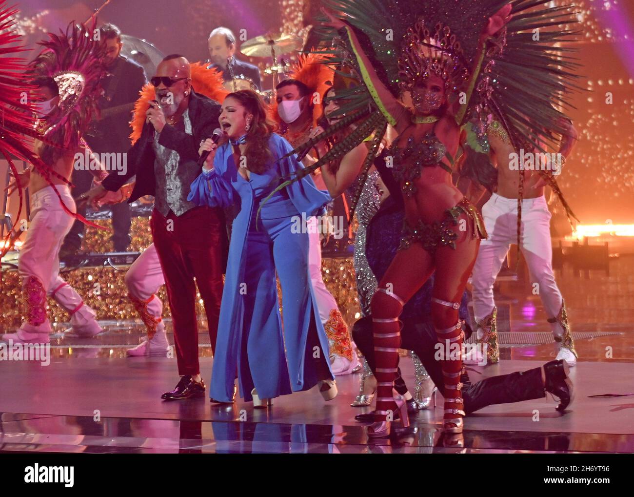 Nevada, Stati Uniti. 18 Nov 2021. Carlinhos Brown e Gloria Estefan suonano sul palco durante il 22° Latin Grammy Awards alla MGM Garden Arena di Las Vegas, Nevada, il 18 novembre 2021. Foto di Jim Ruymen/UPI Credit: UPI/Alamy Live News Foto Stock