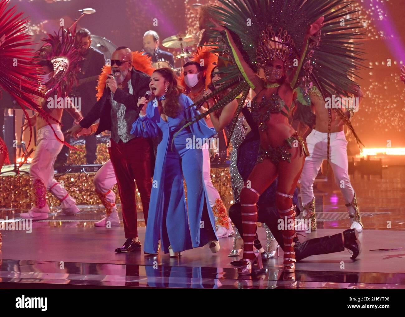 Nevada, Stati Uniti. 18 Nov 2021. Carlinhos Brown e Gloria Estefan suonano sul palco durante il 22° Latin Grammy Awards alla MGM Garden Arena di Las Vegas, Nevada, il 18 novembre 2021. Foto di Jim Ruymen/UPI Credit: UPI/Alamy Live News Foto Stock