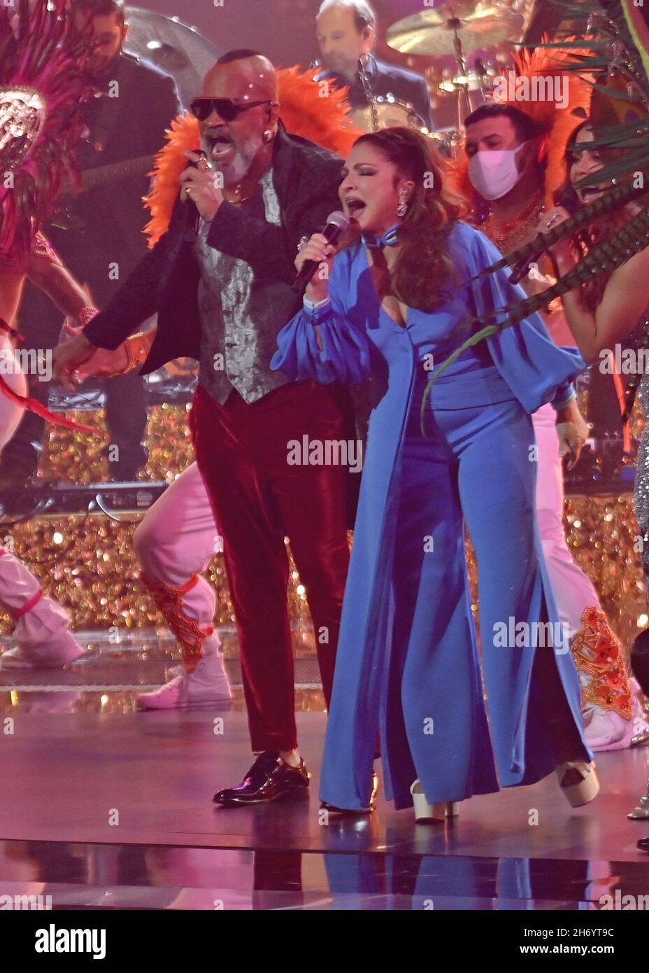 Nevada, Stati Uniti. 18 Nov 2021. Carlinhos Brown e Gloria Estefan suonano sul palco durante il 22° Latin Grammy Awards alla MGM Garden Arena di Las Vegas, Nevada, il 18 novembre 2021. Foto di Jim Ruymen/UPI Credit: UPI/Alamy Live News Foto Stock