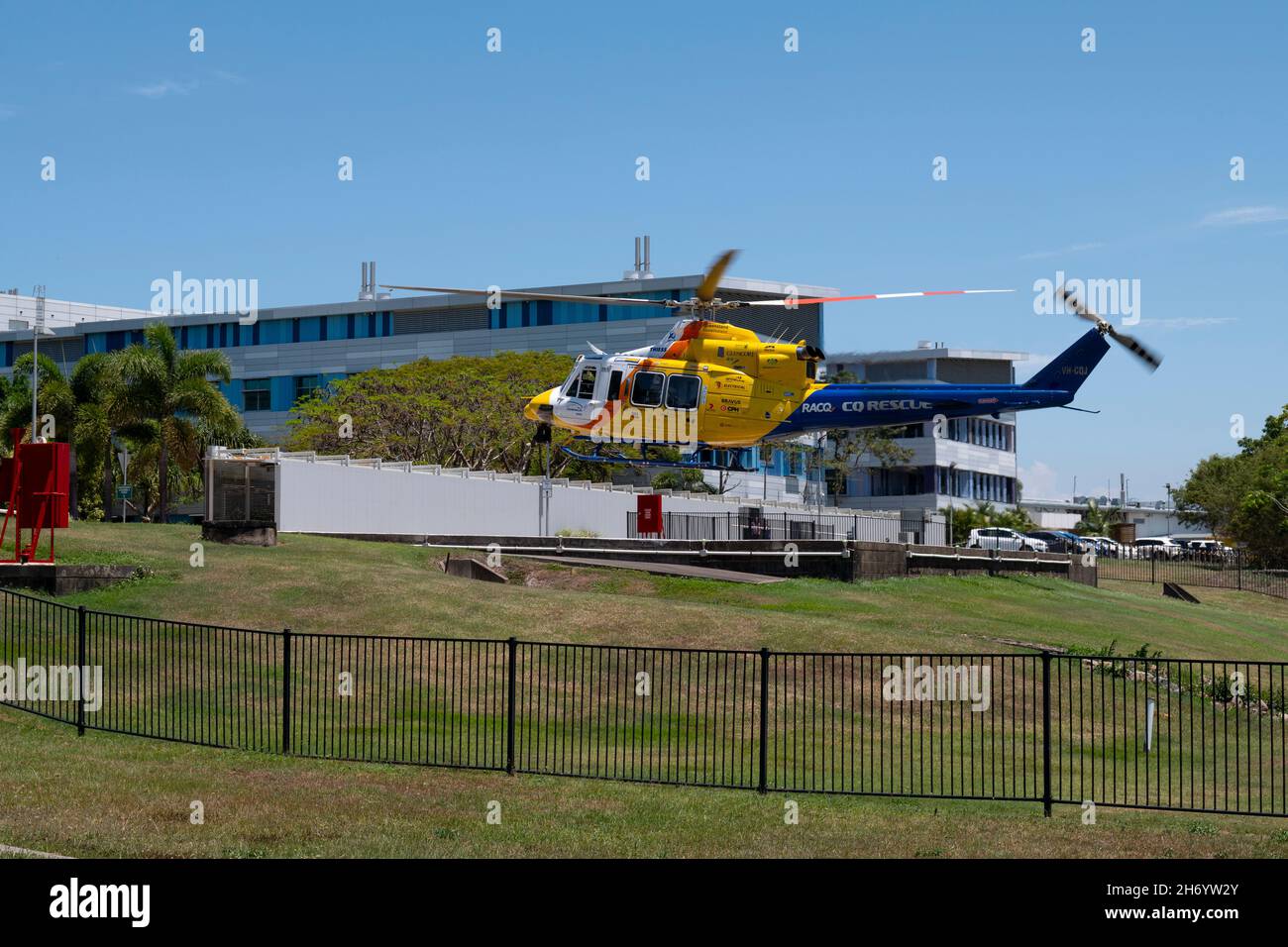 CQ Rescue Helicopter decollo dal Mackay base Hospital a Mackay, Queensland, Australia Foto Stock