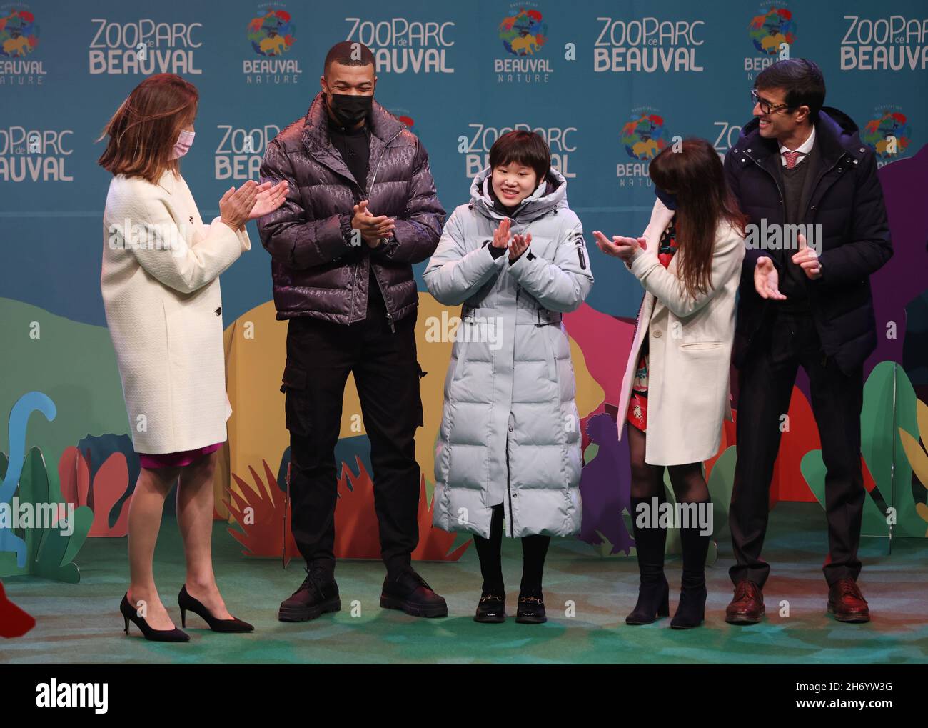 (211119) -- BEAUVAL, 19 novembre 2021 (Xinhua) -- il medaglia d'oro olimpico cinese Zhang Jiaqi (C) e la stella calcistica francese Kylian Mbappe (2nd L) partecipano alla cerimonia ufficiale dopo aver svelato i nomi dei gemelli dei panda allo Zoo di Beauval, nel centro della Francia, 18 novembre 2021. Il medaglia d'oro olimpico cinese Zhang Jiaqi e la stella di calcio francese Kylian Mbappe hanno rivelato giovedì i nomi dei cuccioli di panda giganti appena nati allo Zoo di Beauval, nel centro della Francia. Più di 120,000 cittadini francesi hanno espresso il loro voto per scegliere Huan Lili e Yuan Dudu da cinque coppie di nomi per i cuccioli gemelli, funzionari zoo ha detto, ad Foto Stock
