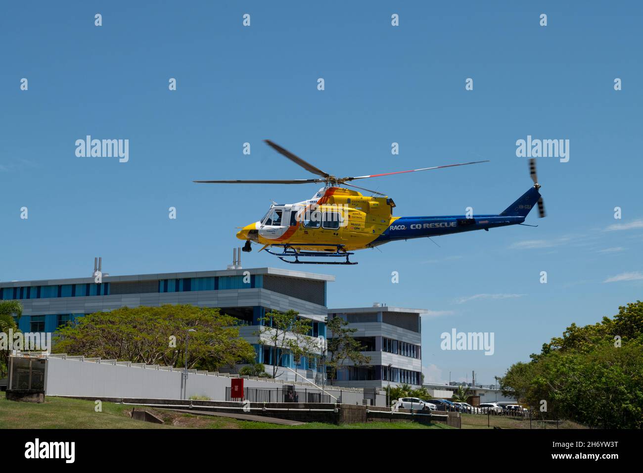 CQ Rescue Helicopter decollo dal Mackay base Hospital a Mackay, Queensland, Australia Foto Stock
