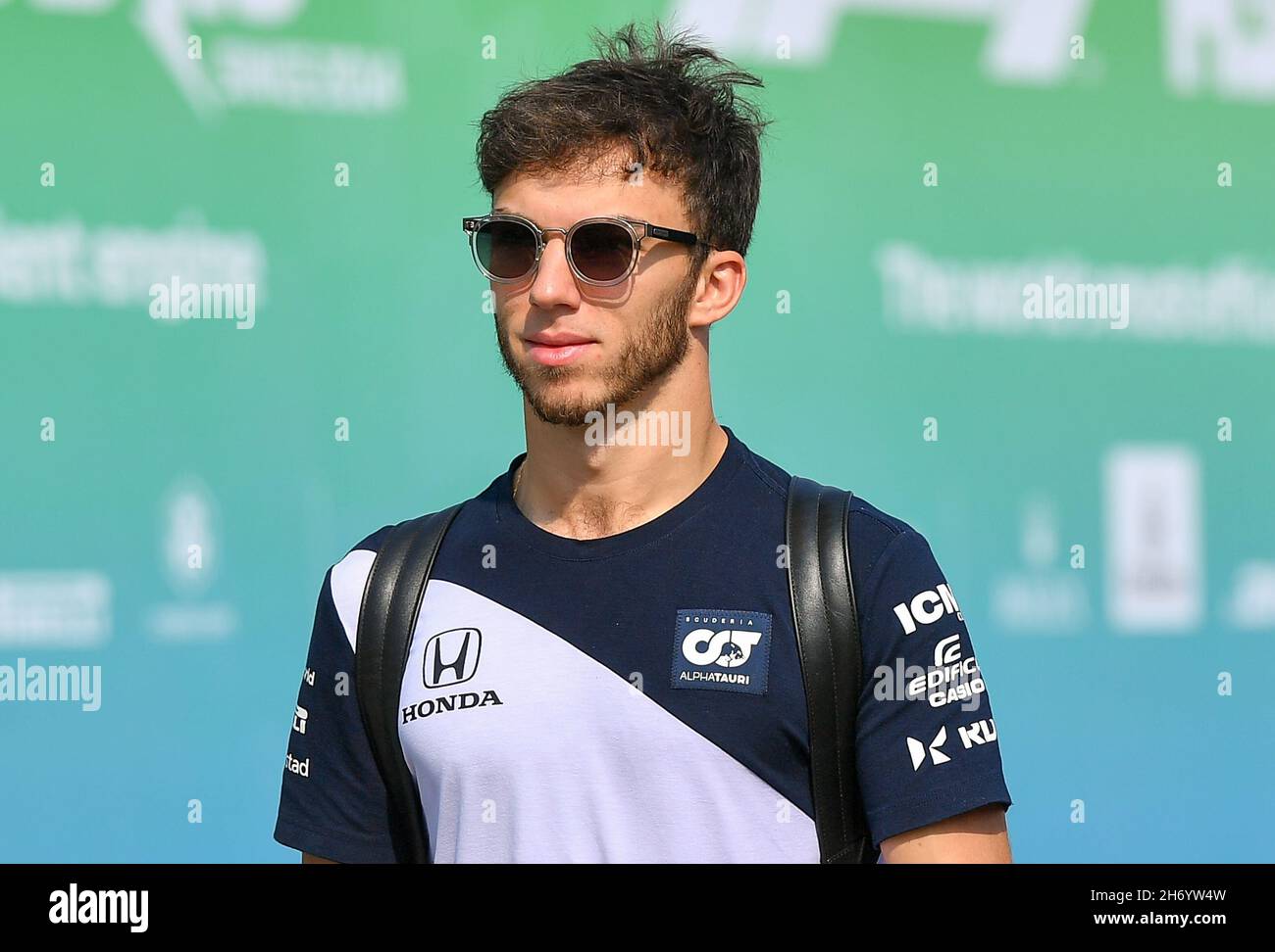 Doha, Qatar. 18 Nov 2021. Il pilota francese della Scuderia AlphaTauri Racing, Pierre Gasly, arriva sul circuito Internazionale di Losail davanti al Gran Premio di Formula uno del Qatar a Doha, Qatar, 18 novembre 2021. Credit: Nikku/Xinhua/Alamy Live News Foto Stock