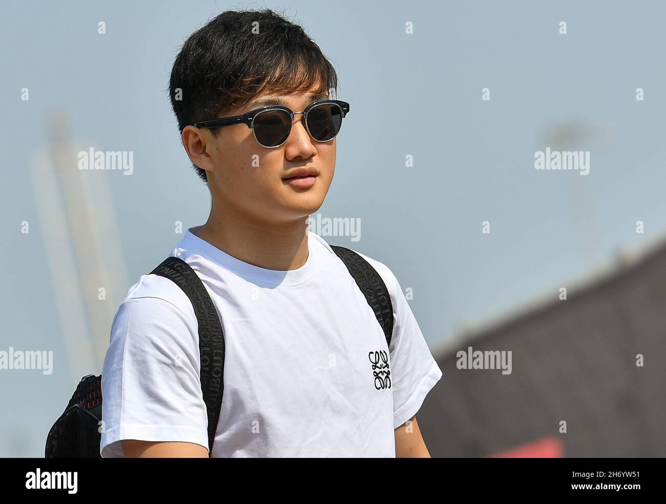 Doha, Qatar. 18 Nov 2021. Il driver della Scuderia AlphaTauri Tsunoda Yuki del Giappone arriva al circuito Internazionale di Losail davanti al Gran Premio di Formula uno del Qatar a Doha, Qatar, 18 novembre 2021. Credit: Nikku/Xinhua/Alamy Live News Foto Stock