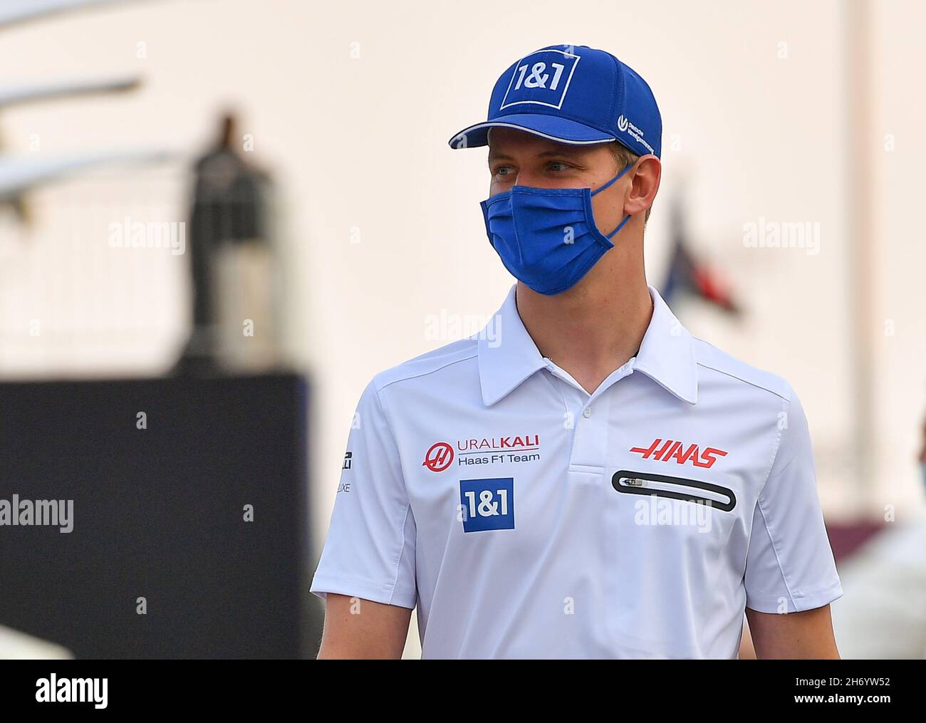 Doha, Qatar. 18 Nov 2021. Il pilota tedesco Haas F1 Racing Mick Schumacher attraversa il paddock al Losail International Circuit davanti al Gran Premio di Formula uno del Qatar a Doha, Qatar, 18 novembre 2021. Credit: Nikku/Xinhua/Alamy Live News Foto Stock