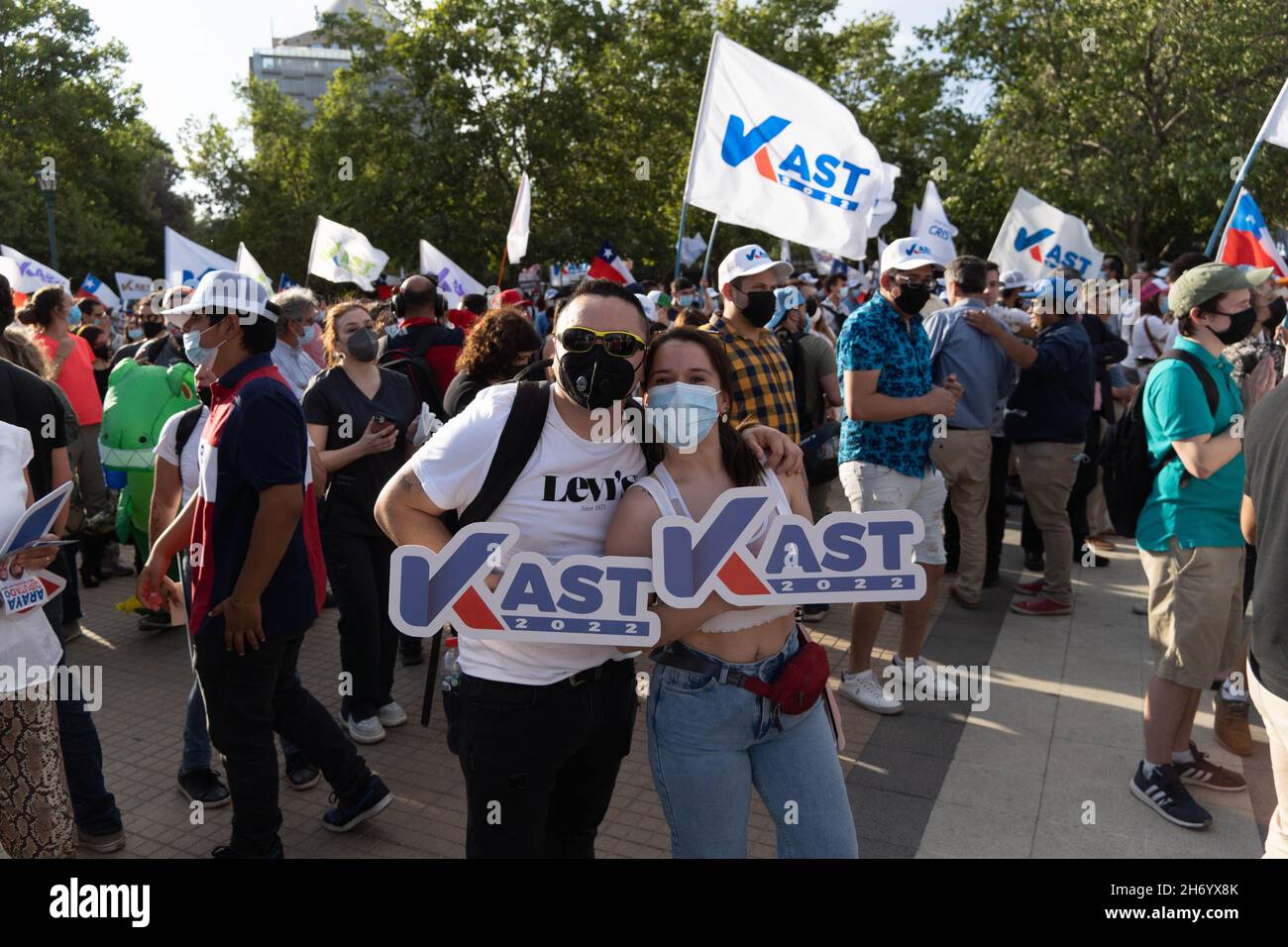 Santiago, Metropolitana, Cile. 18 Nov 2021. I sostenitori del candidato repubblicano Jose Antonio Kast durante il rally della campagna di chiusura. Il Cile terrà le sue elezioni presidenziali il 21 novembre. (Credit Image: © Matias Basualdo/ZUMA Press Wire) Foto Stock