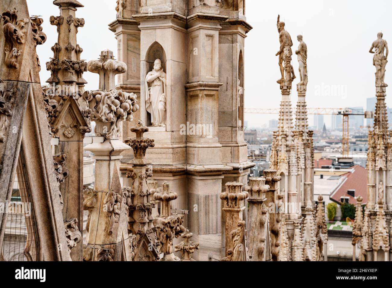 Guglie scolpite sul tetto del Duomo. Italia, Milano Foto Stock