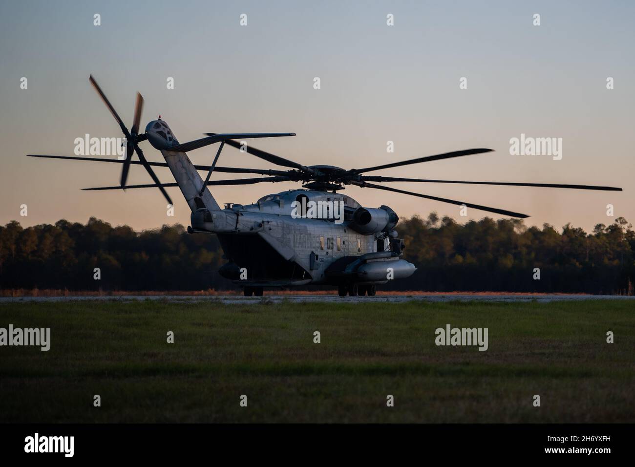 Un elicottero Marine Corps CH-53 'Sea Stallion' attende il decollo alla base dell'aeronautica di Moody, Georgia, 16 novembre 2021. Gli Airmen del Gruppo di Difesa di base 820 insieme ai soldati della Guardia Nazionale dell'Esercito della Georgia e ai membri dell'equipaggio di elicotteri del corpo Marino CH-53 hanno condotto la formazione delle operazioni aeree per scambiare tattiche, tecniche e procedure da tre rami dell'esercito e per rafforzare le capacità di missione di lavoro di combattimento agile congiunto. (STATI UNITI Air Force foto di 1 Lt. Katie Tamesis) Foto Stock