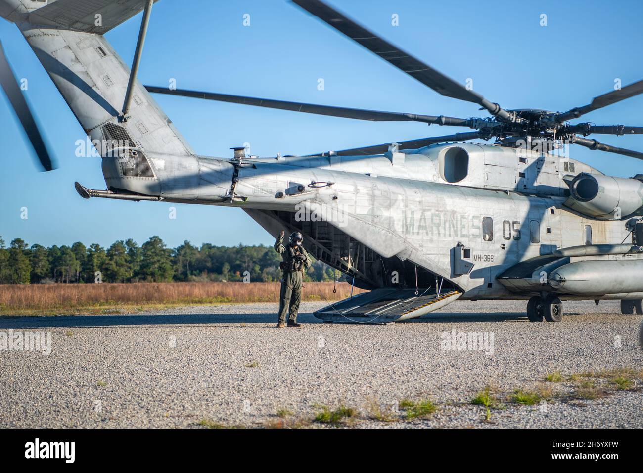 Un pilota in elicottero del corpo Marino CH-53 'Sea Stallion' dirige 820 aerei del Gruppo di Difesa della base e soldati della Guardia Nazionale dell'Esercito sull'elicottero alla base dell'Aeronautica militare di Moody, Georgia, 16 novembre 2021. Gli Airmen del Gruppo di Difesa di base 820 insieme ai soldati della Guardia Nazionale dell'Esercito della Georgia e ai membri dell'equipaggio di elicotteri del corpo Marino CH-53 hanno condotto la formazione delle operazioni aeree per scambiare tattiche, tecniche e procedure da tre rami dell'esercito e per rafforzare le capacità di missione di lavoro di combattimento agile congiunto. (STATI UNITI Air Force foto di 1 Lt. Katie Tamesis) Foto Stock