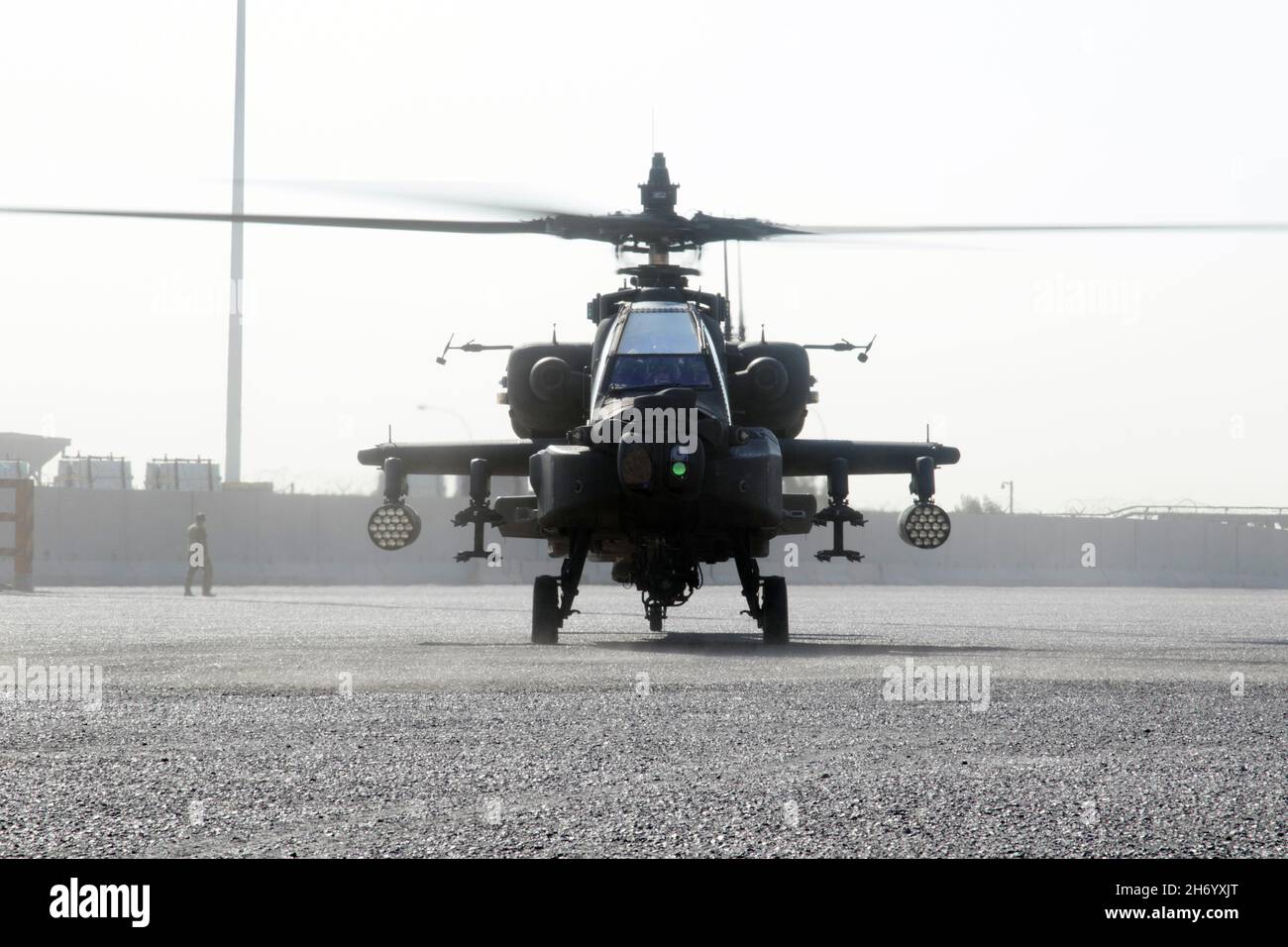 Un elicottero AH-64E Apache assegnato al Fort Bragg, North Carolina, basato sulla 82esima brigata dell'aviazione da combattimento, 82esima divisione Airborne, atterra al porto di Shuaiba, Kuwait, 10 novembre 2021, in preparazione alle operazioni retrograde. Il Proving Ground di Aberdeen, Maryland, con sede al 1100° Theatre Aviation Senvelment Maintenance Group ha supervisionato i preparativi per il retrogrado di oltre 30 aerei assegnati all'82° CABINA dal 7 al 12 novembre. I soldati e gli aerei sono stati dispiegati in Afghanistan per sostenere la chiusura delle basi e l’uscita dell’esercito statunitense dall’aeroporto internazionale Hamid Karzai di Kabul. Foto Stock