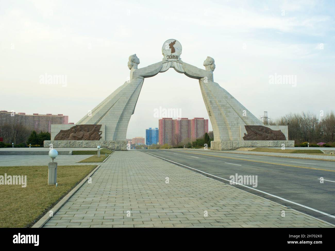 La scultura dell'Arco di riunificazione nella periferia di Pyongyang nella Corea del Nord. Foto Stock