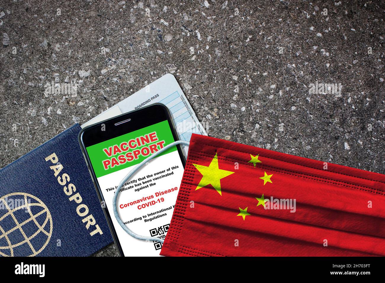 Cina nuovo viaggio normale con passaporto, vaccino digitale su smartphone, carta d'imbarco e maschera facciale con bandiera cinese. Vaccino passaporto concetto con poliziotto Foto Stock