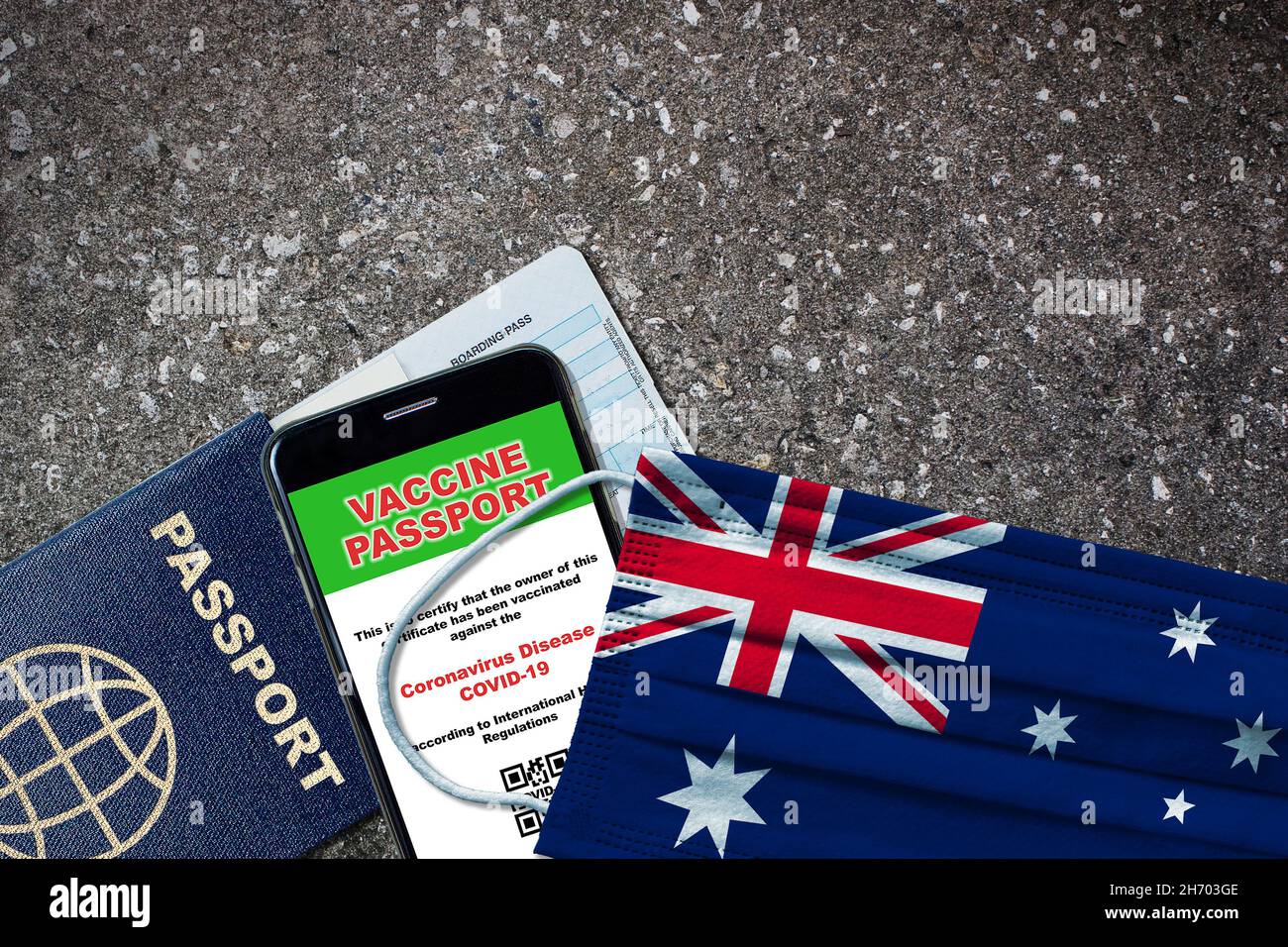Australia nuovo viaggio normale con passaporto, vaccino digitale su smartphone, carta d'imbarco e maschera facciale con bandiera australiana. Vaccino passaporto concetto w Foto Stock
