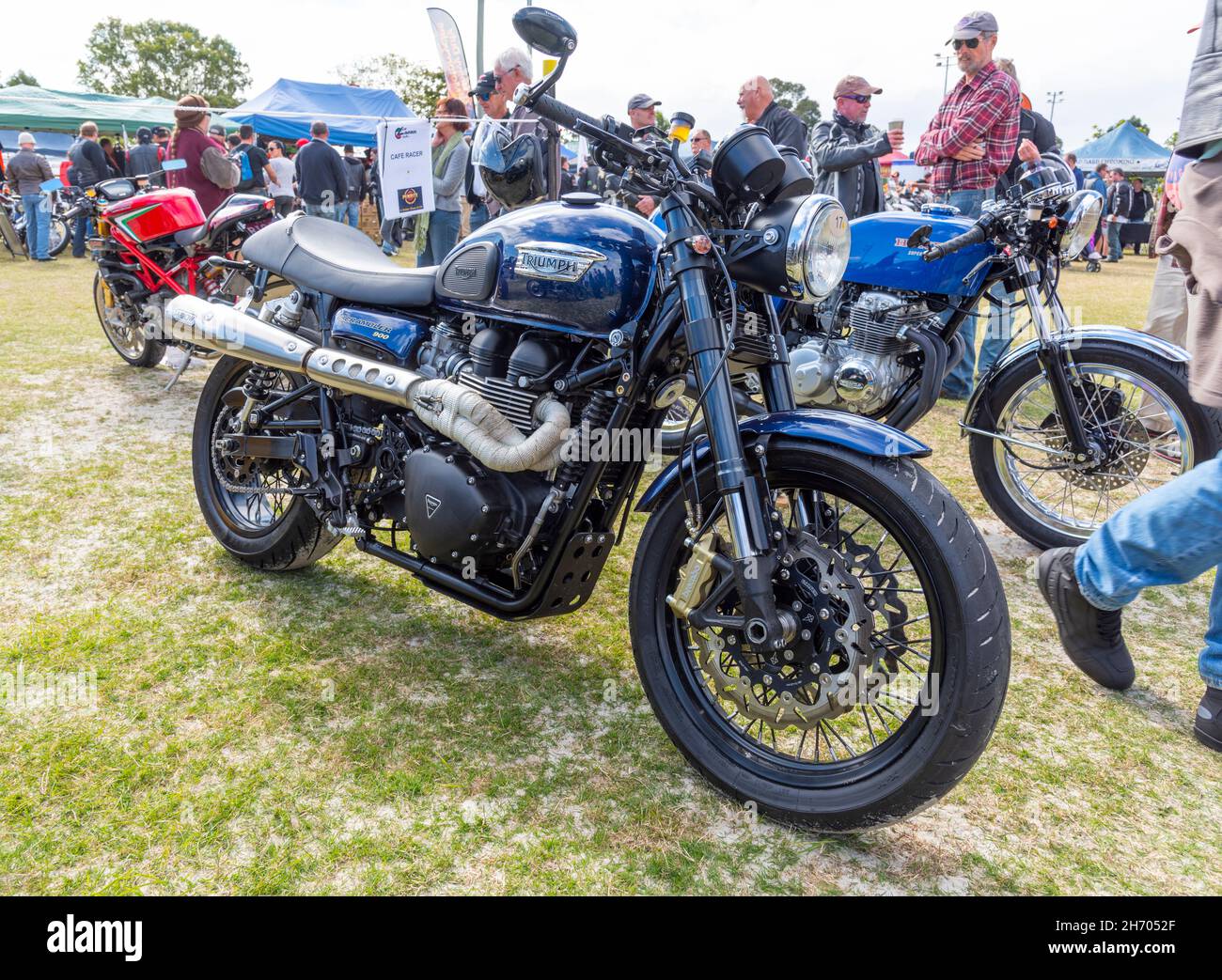 Il Triumph Scrambler è una motocicletta britannica realizzata dalla Triumph Motorcycles. Lanciata nel 2006, questa versione personalizzata è stata presentata in una fiera ciclistica nei pressi di brisbane Foto Stock