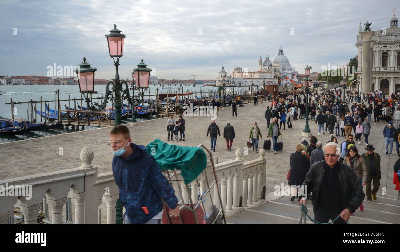 Giornata autunnale a Venezia con molti turisti che visitano la città sul lungomare di San Marco Sestiere Foto Stock