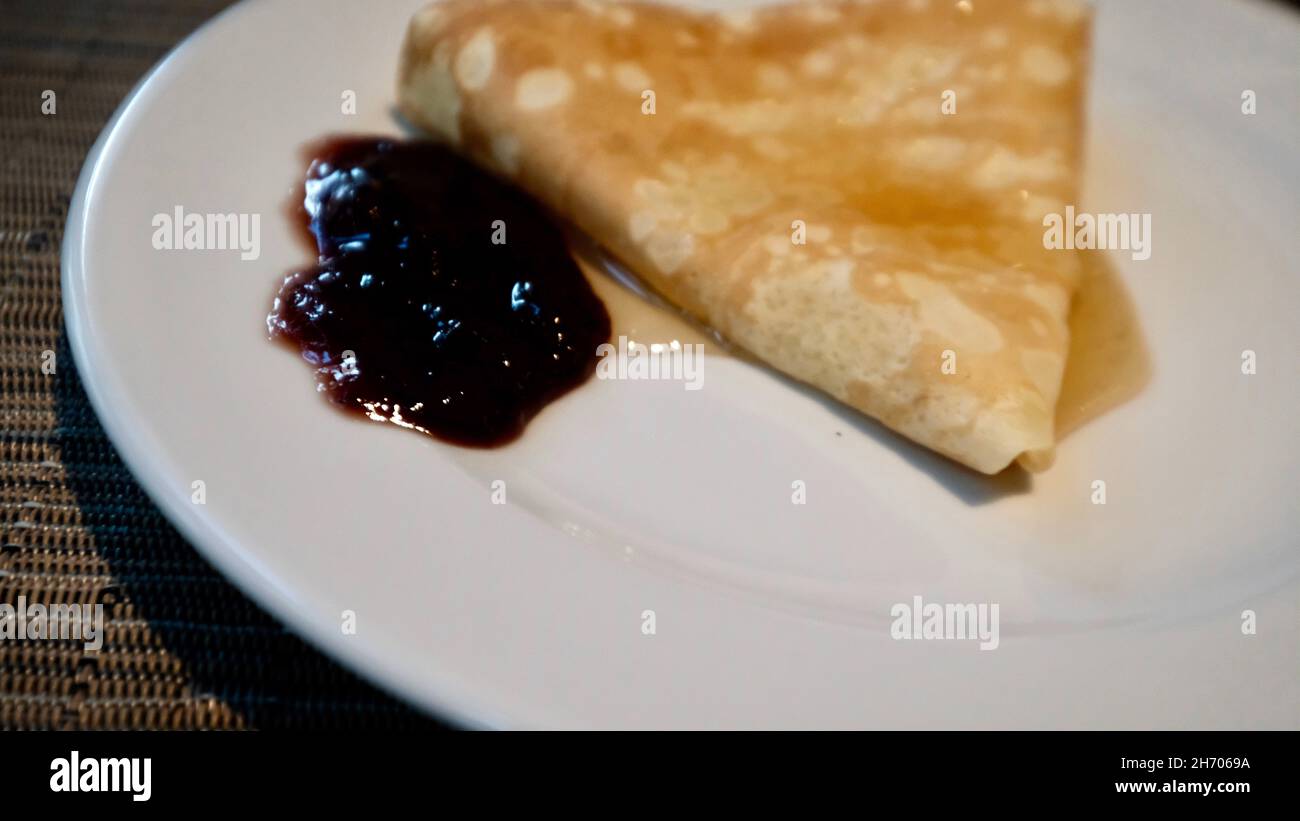 Crepe con salsa di mirtillo e miele fresco Foto Stock