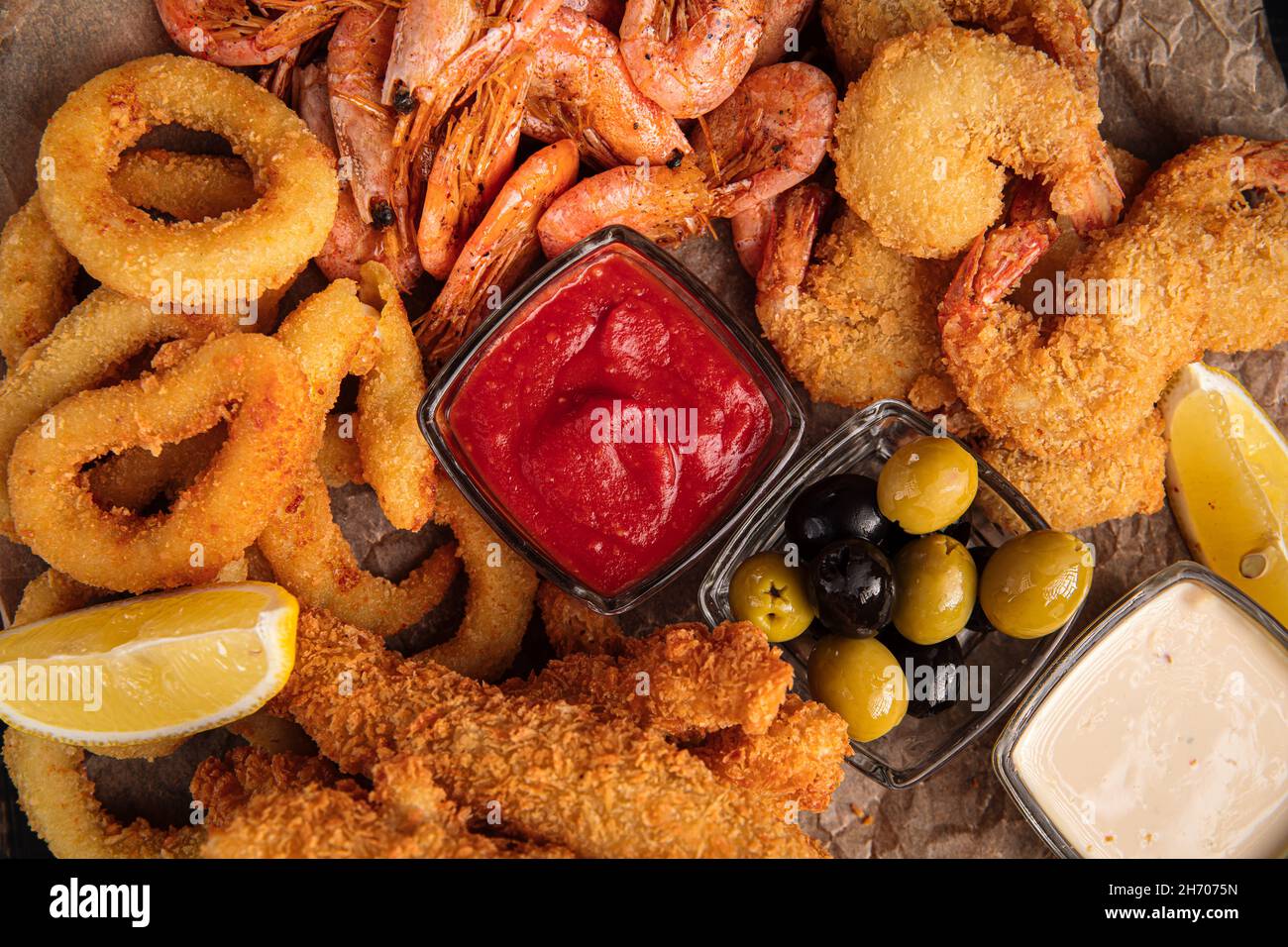 Assortimento di spuntini fritti alla birra, set di antipasti Foto Stock