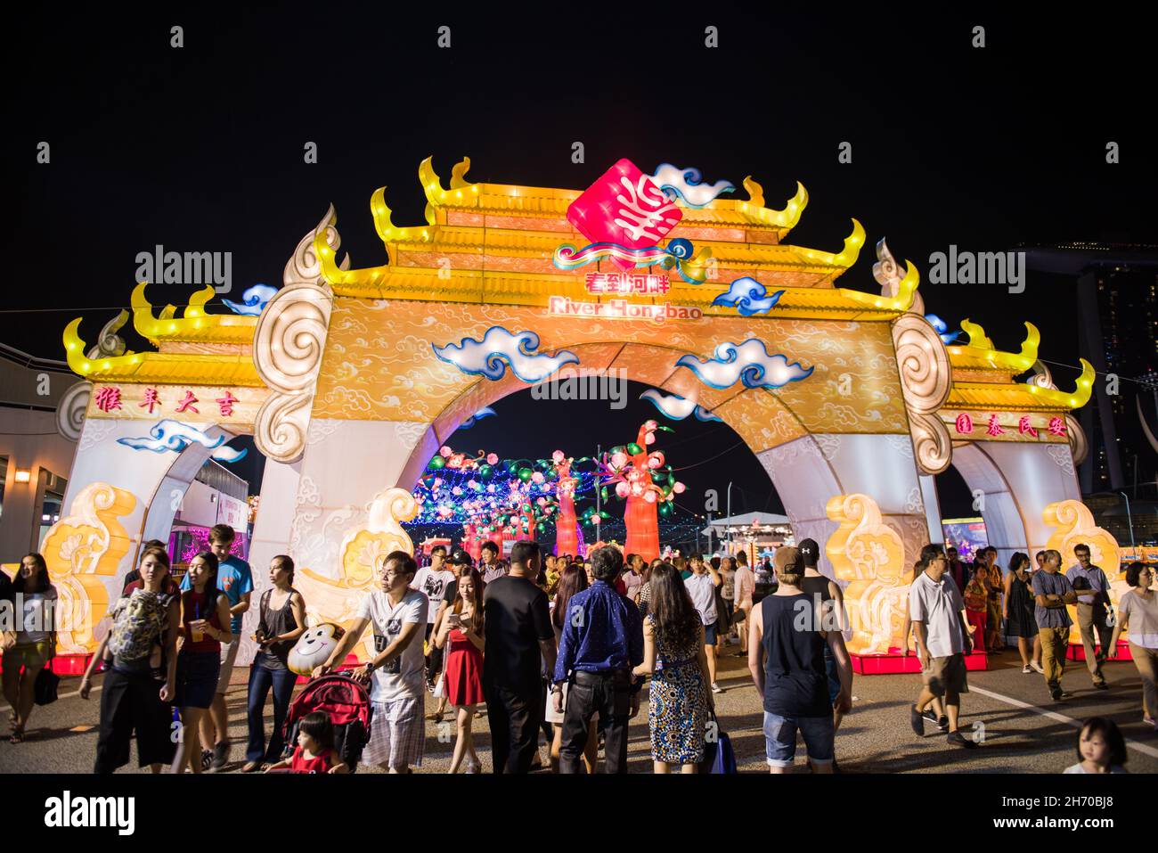 Singapore, 09 Feb 2016: Attraente decorazione Cinese di Capodanno all'ingresso del Fiume Hongba a Marina Bay. Il fiume Hongba si trova a Singapore Foto Stock