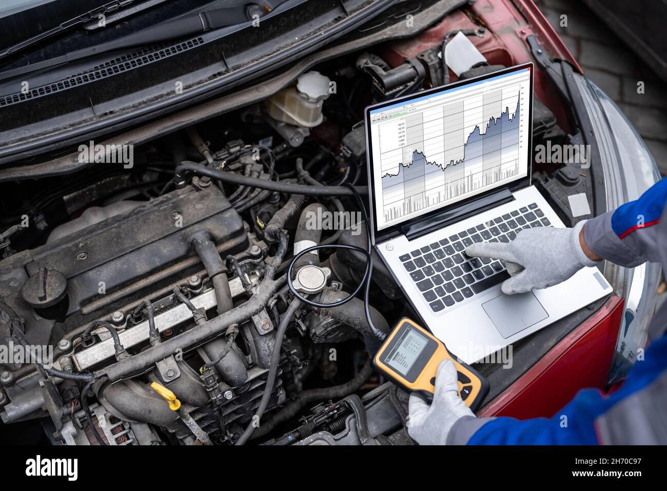 Servizio di diagnostica auto e riparazione elettronica da parte di un operatore meccanico Foto Stock