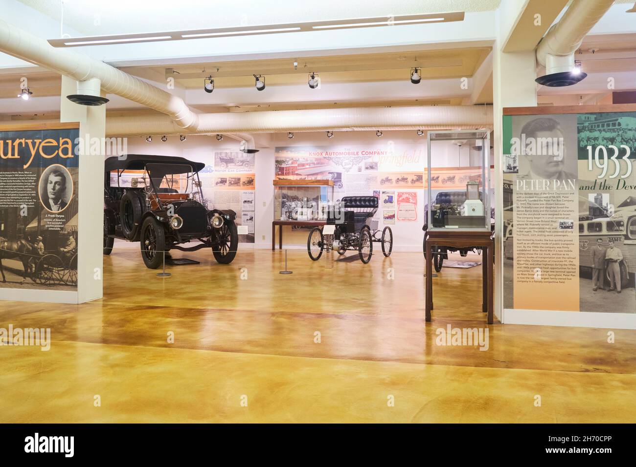 Varie auto antiche, automobili, veicoli, alcuni da Duryea, un produttore locale. Presso il Lyman and Merrie Wood Museum of Springfield History a Springf Foto Stock