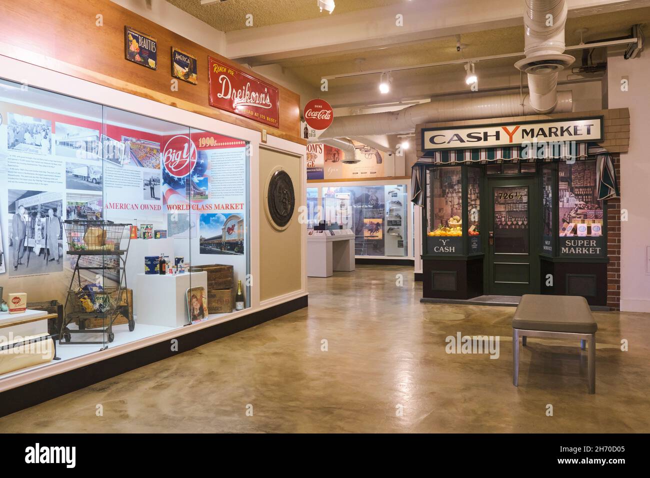 Una mostra di vecchio, tipico, negozio di alimentari locale, design supermercato. Al Lyman and Merrie Wood Museum of Springfield History a Springfield, Massach Foto Stock