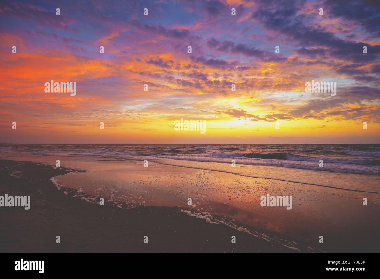 Stagcape al mattino presto. Alba sul mare. Spiaggia di sabbia con il bel cielo drammatico durante l'alba. Paesaggio naturale Foto Stock