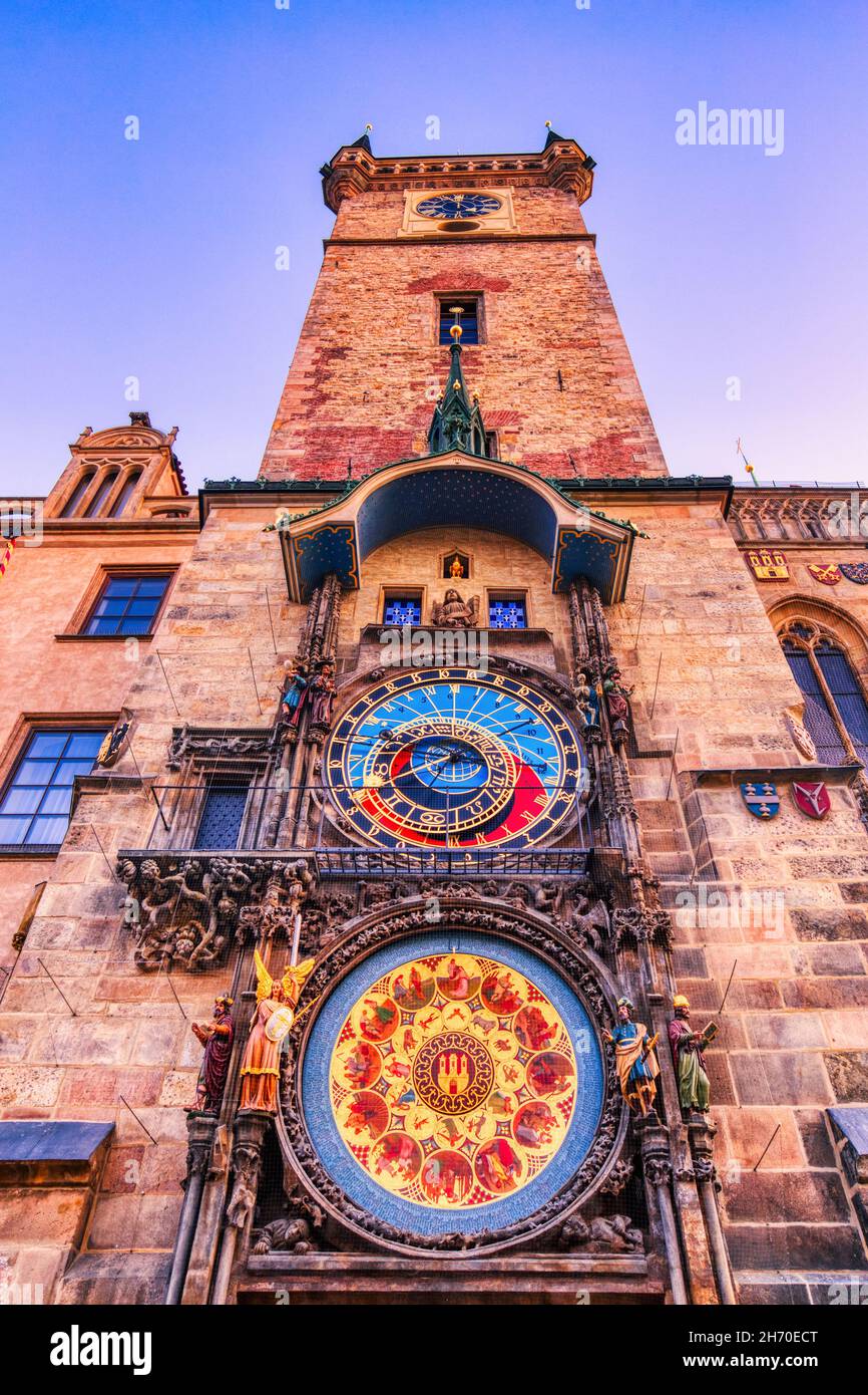 Torre dell'Orologio di Praga sulla Piazza della Città Vecchia all'alba, Repubblica Ceca Foto Stock