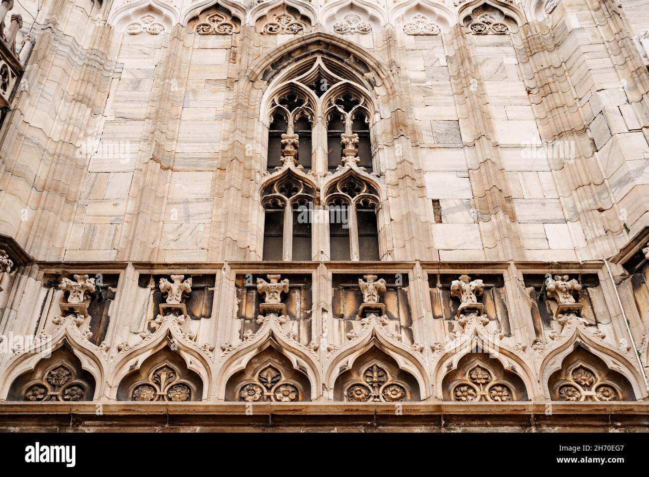 Finestra a cornice di marmo sulla facciata del Duomo. Italia, Milano Foto Stock