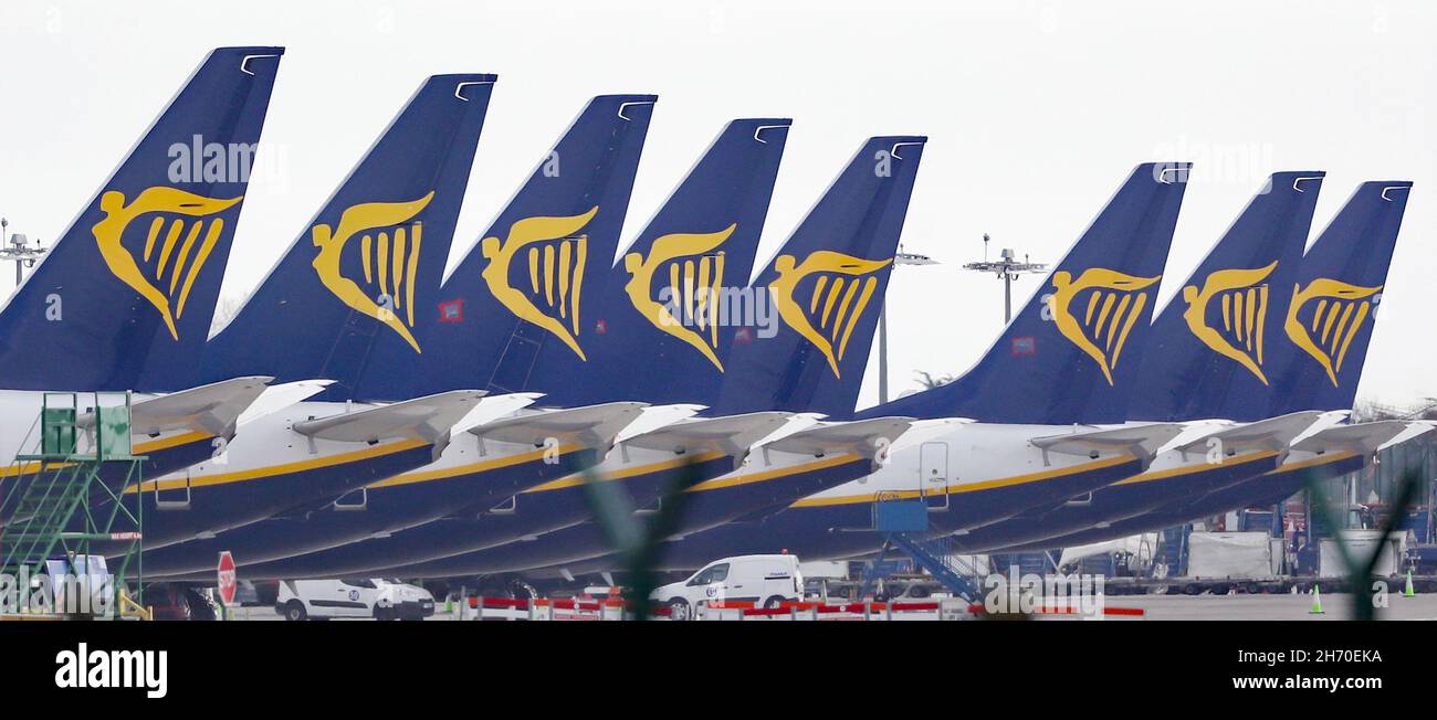 Foto del file datata 05/04/20 dei jet Ryanair parcheggiati sulla pista dell'aeroporto di Dublino. Ryanair ha confermato i piani per la rimozione dalla Borsa di Londra a causa dei costi elevati e del basso numero di operazioni effettuate. La compagnia aerea ha dichiarato che sarà quotata allo scambio Euronext di Dublino, con l'ultimo giorno di negoziazione fissato al 17 dicembre. Attualmente ha lo stato dual-listed. Data di emissione: Venerdì 19 novembre 2021. Foto Stock