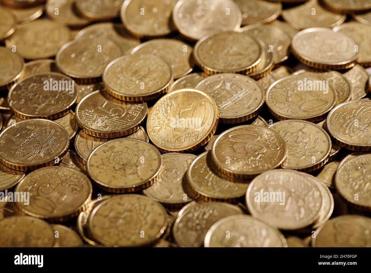 Fuoco morbido di primo piano monete da 50 cent euro poste in cumulo in deposito bancario Foto Stock