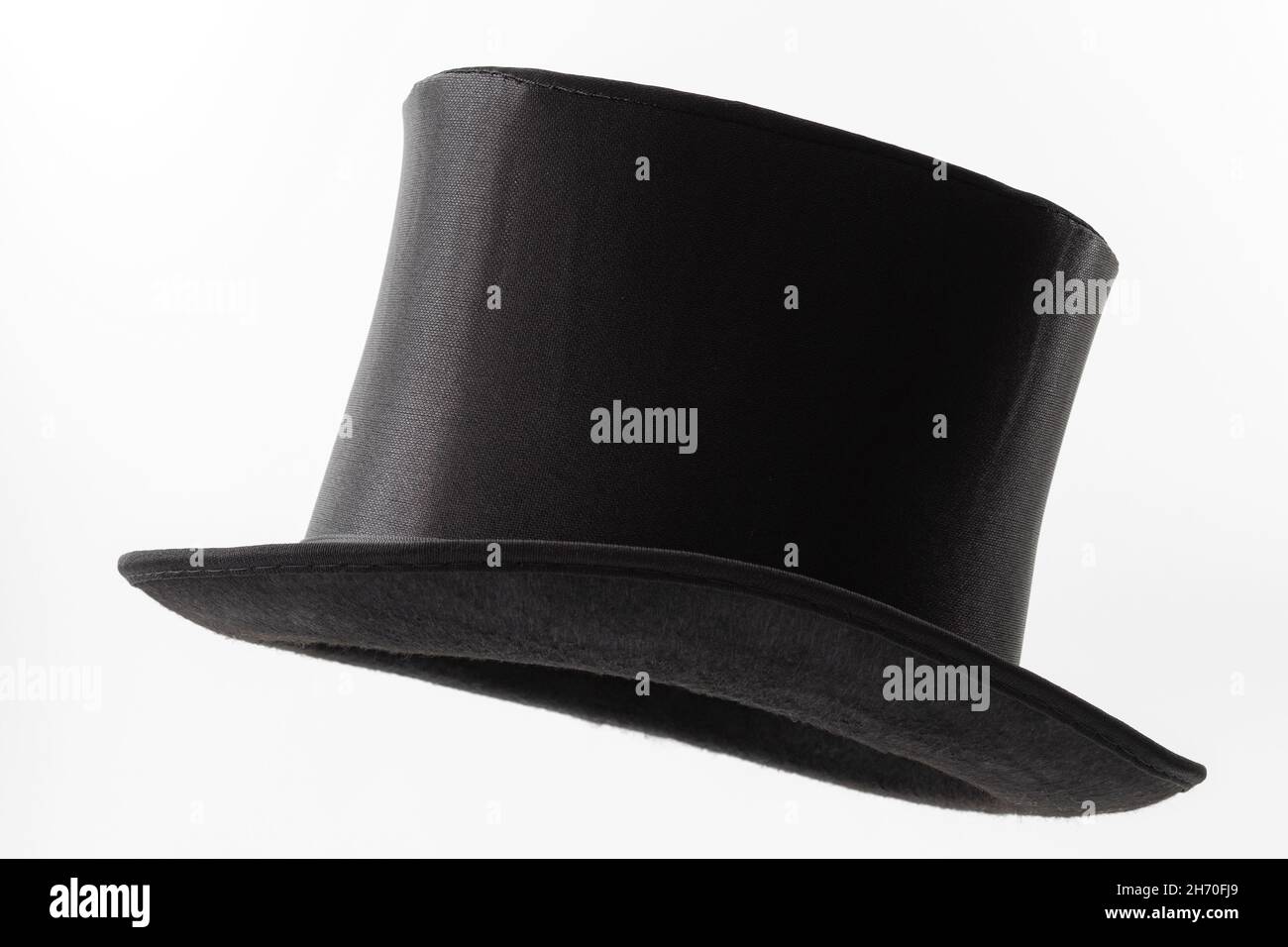 Vintage uomo moda e magia mostra idea concettuale con profilo laterale sul cappello vittoriano nero con ritaglio percorso in manichino fantasma tec Foto Stock