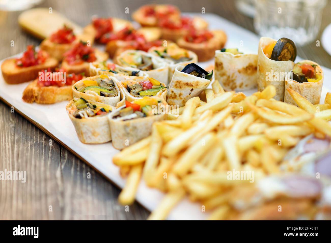Antipasti e spuntini serviti su vassoio bianco, vista in primo piano e con attenzione selettiva Foto Stock