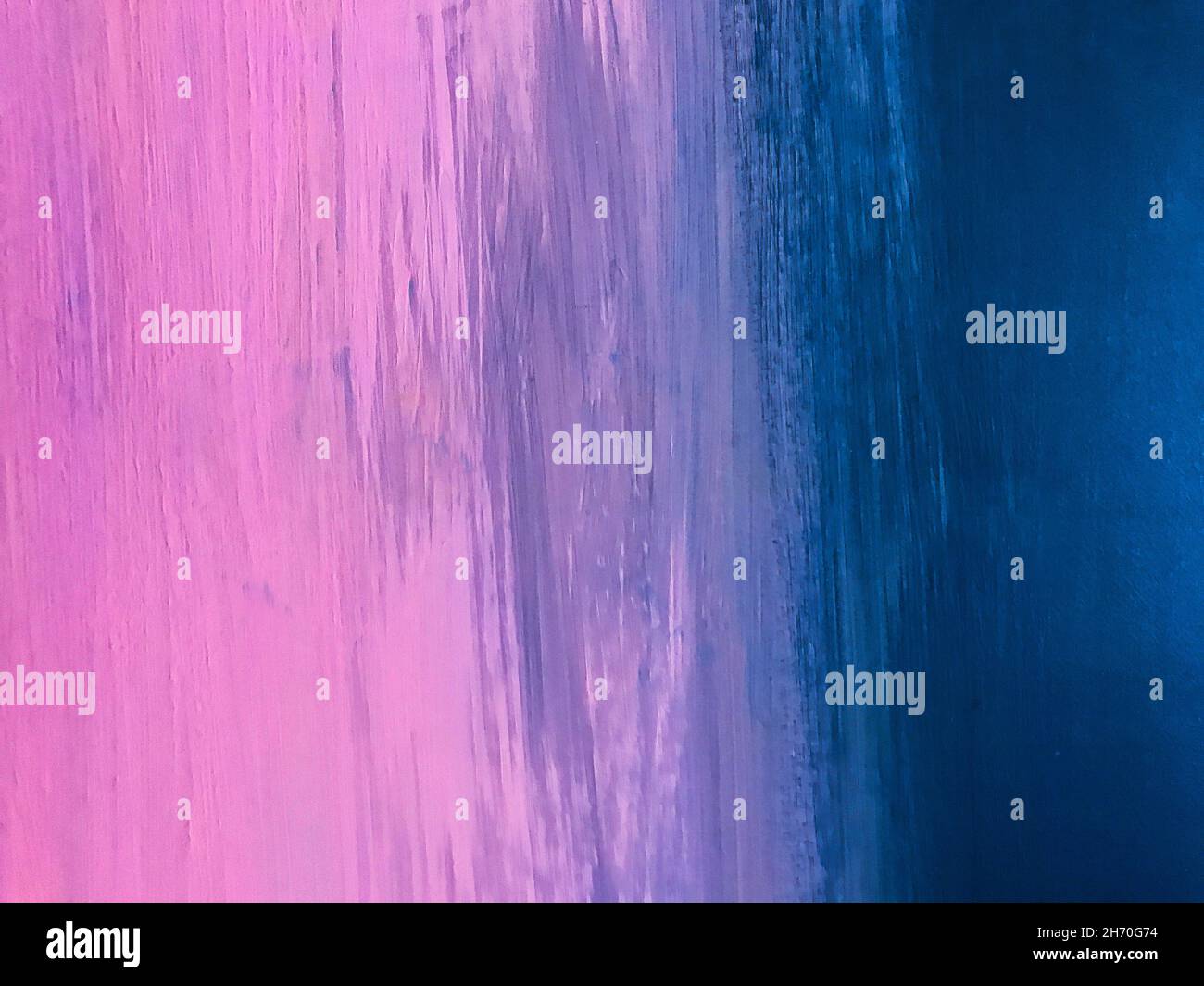 Astratto arte sfondo viola e blu marino colori. Pittura ad acquerello su tela con sfumatura violacea. Frammento di disegno su carta con patter Foto Stock