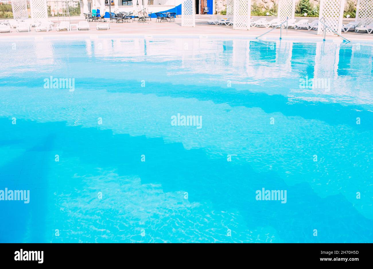 Piscina all'aperto senza persone in estate in una giornata di sole Foto Stock