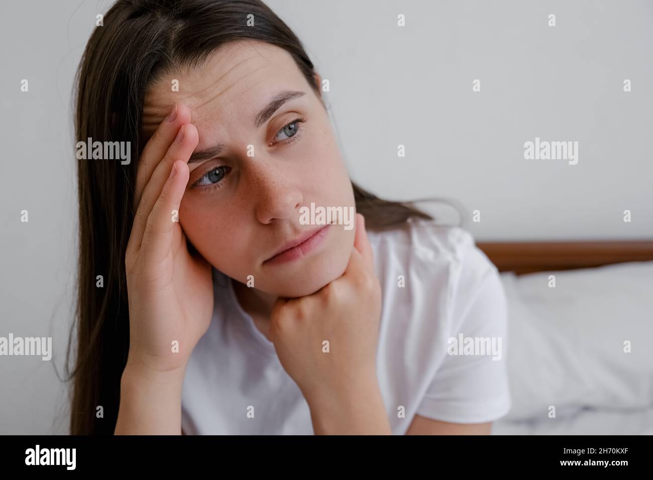 Depressione e problemi psicologici, giovane donna caucasica turbata sedersi a letto da solo sentire stress ansia dopo cattivo sonno incubo sogno concetto Foto Stock