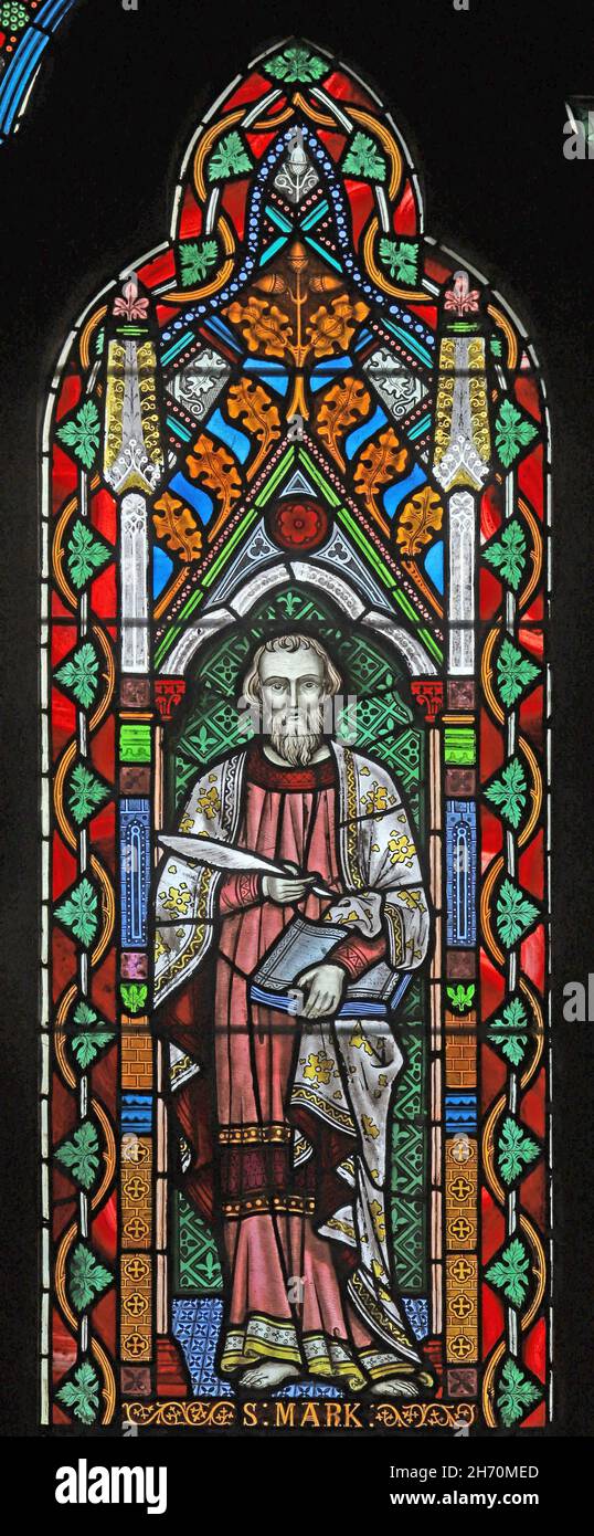 Una vetrata di Frederick Preedy raffigurante St Mark Evangelist, St Lawrence Church, Weston-Sub-Edge, Gloucestershire Foto Stock