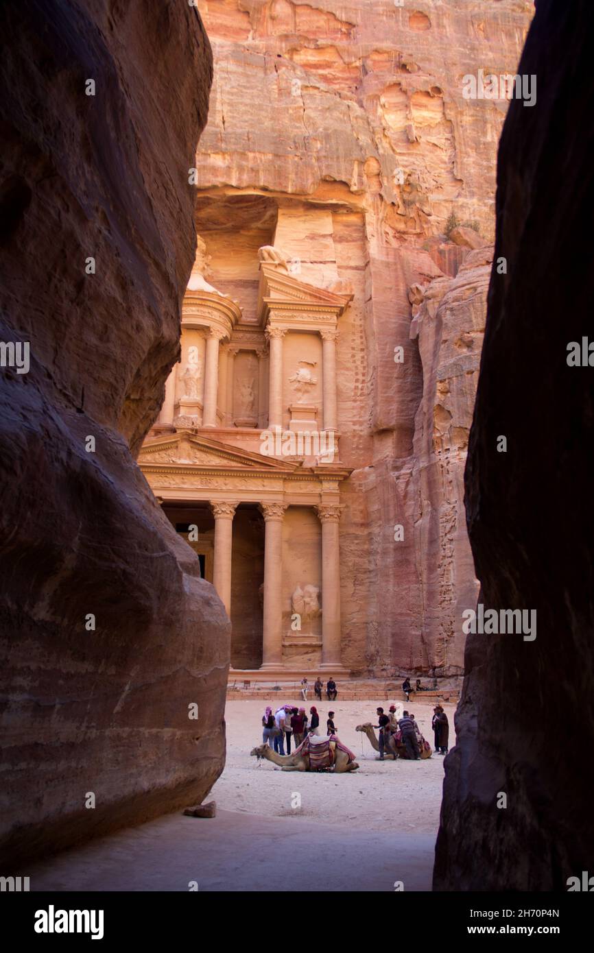 Petra - Giordania - 11 08 2021 - El Khasneh al Faroun, il Tesoro del Faraone, un monumento funerario probabilmente costruito tra il 100 AC e il 200 d.C. Foto Stock