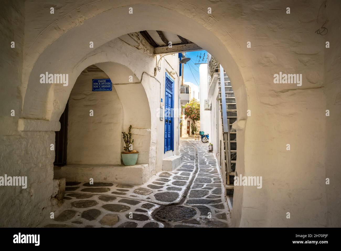 Paros è un'isola greca nel Mar Egeo, meglio conosciuta per le sue spiagge e villaggi tradizionali. Parikia, la capitale della bayside, è una barca per il Cyc Foto Stock