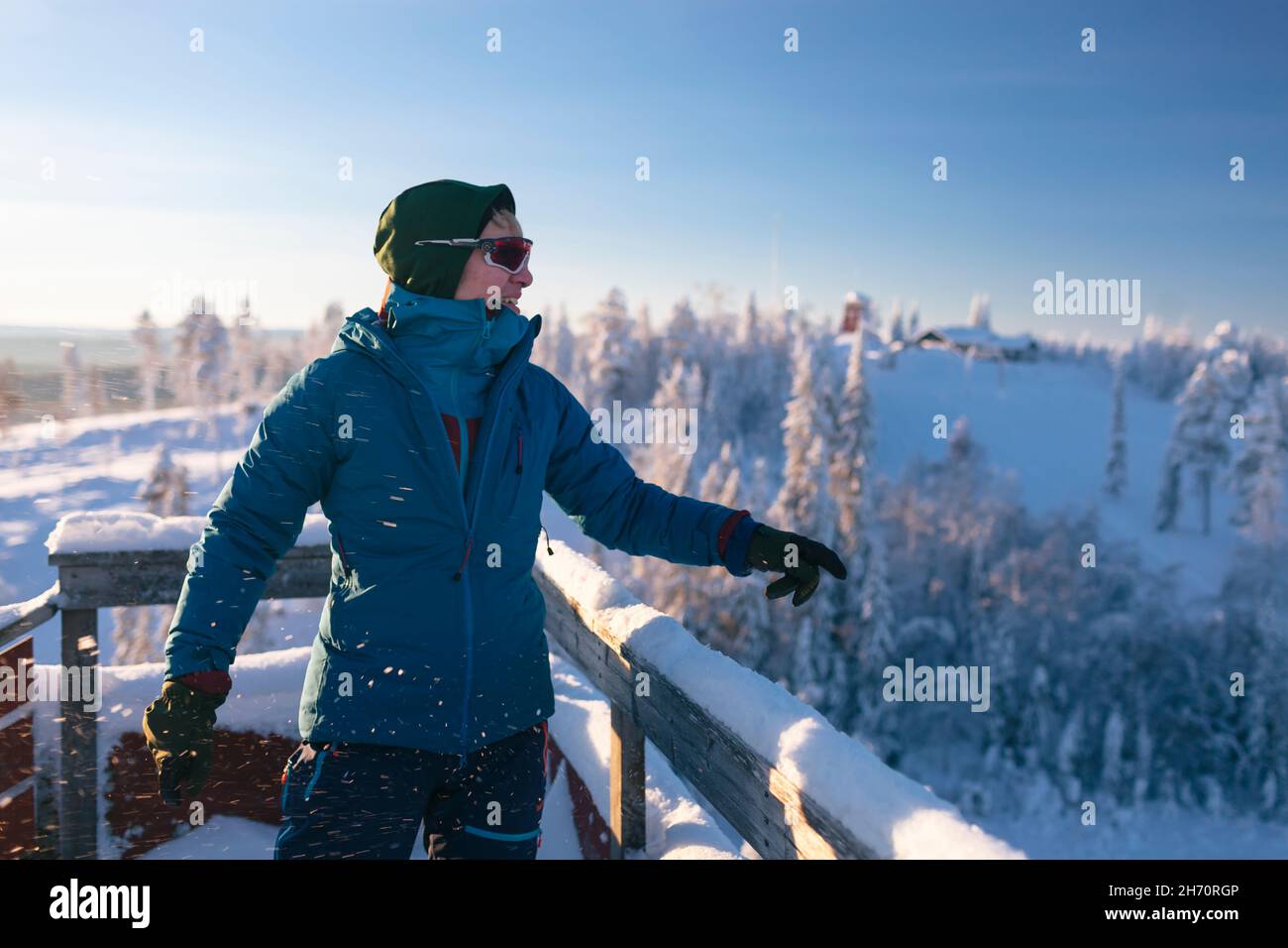 Donna che guarda il paesaggio invernale Foto Stock