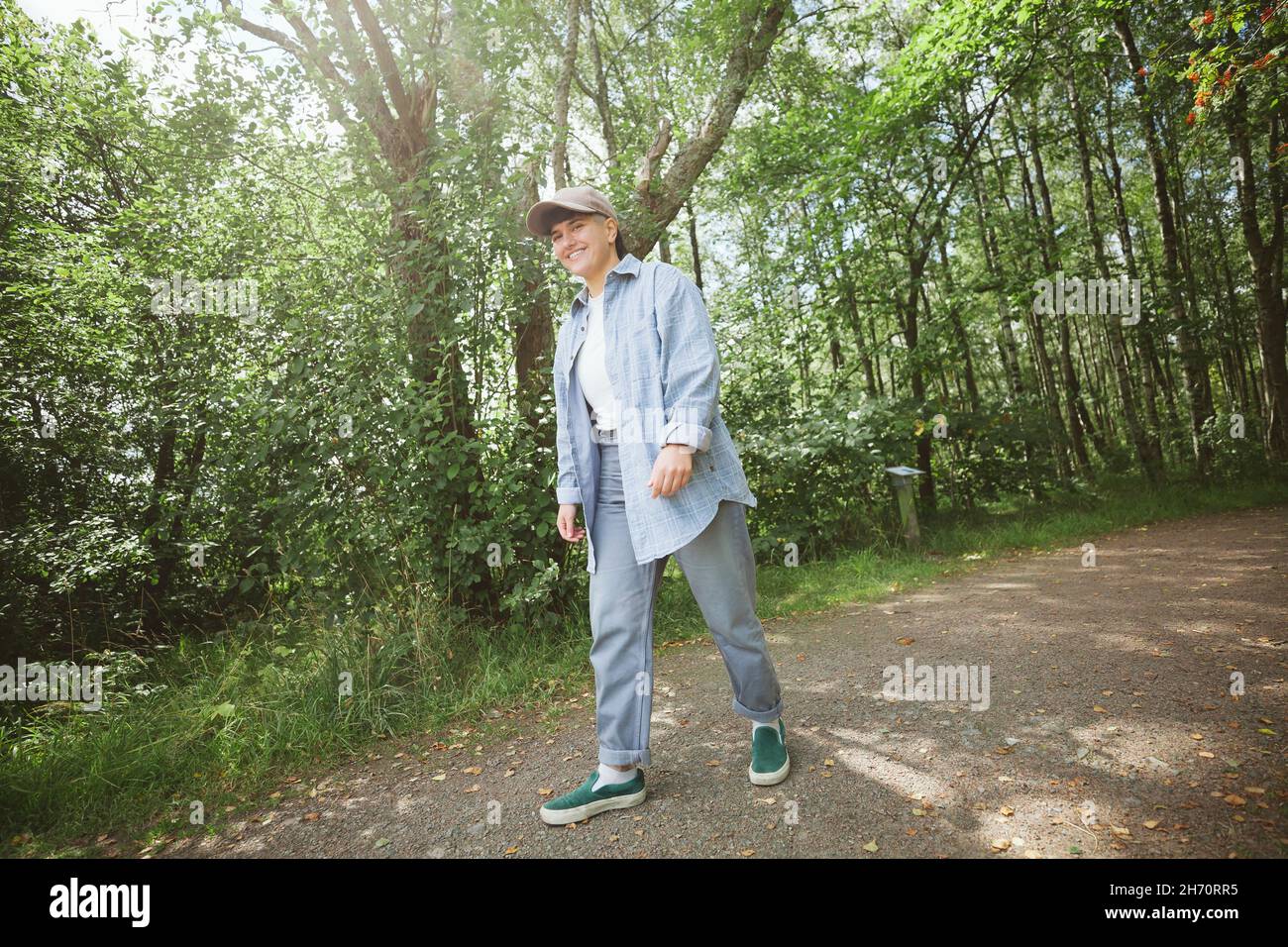 Giovane donna passeggiate in foresta Foto Stock