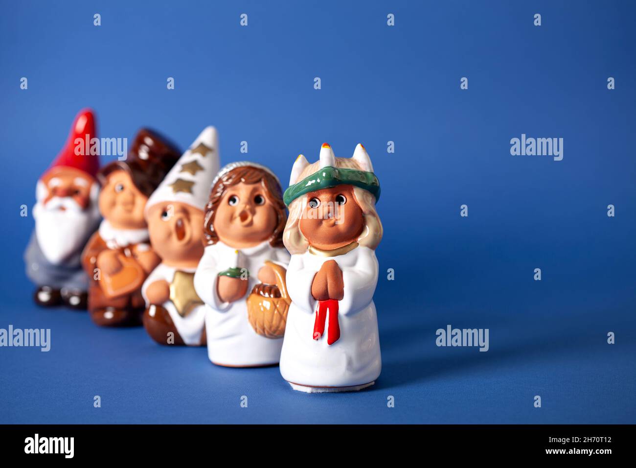 Figurine cantanti di Natale su sfondo blu Foto Stock