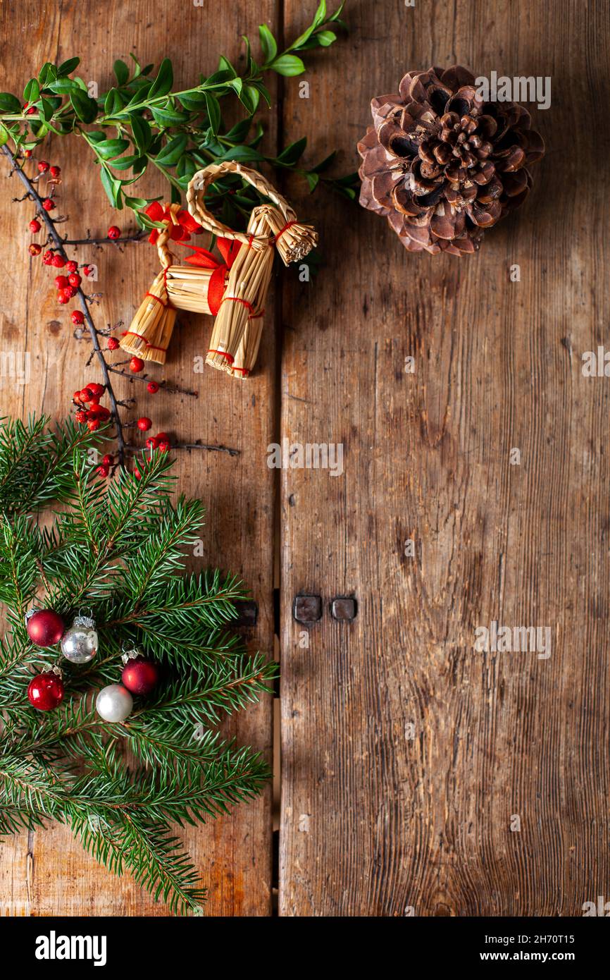 Le decorazioni di Natale su sfondo di legno Foto Stock