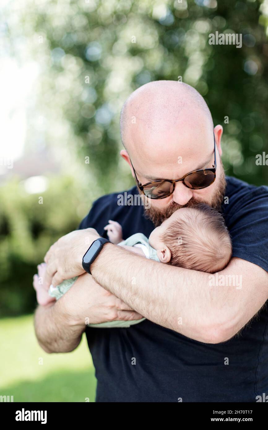 Padre kissing baby Foto Stock
