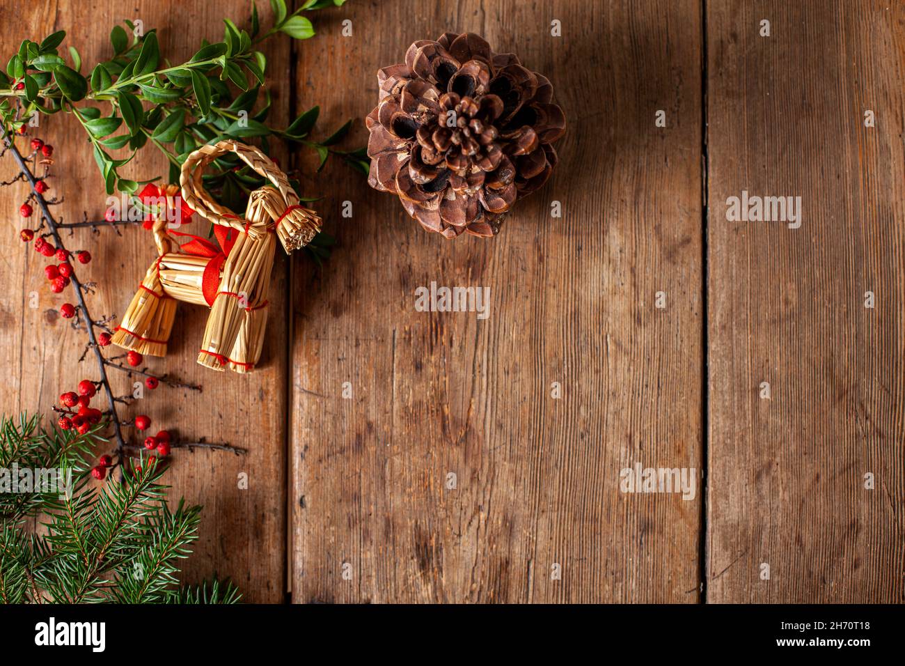 Le decorazioni di Natale su sfondo di legno Foto Stock