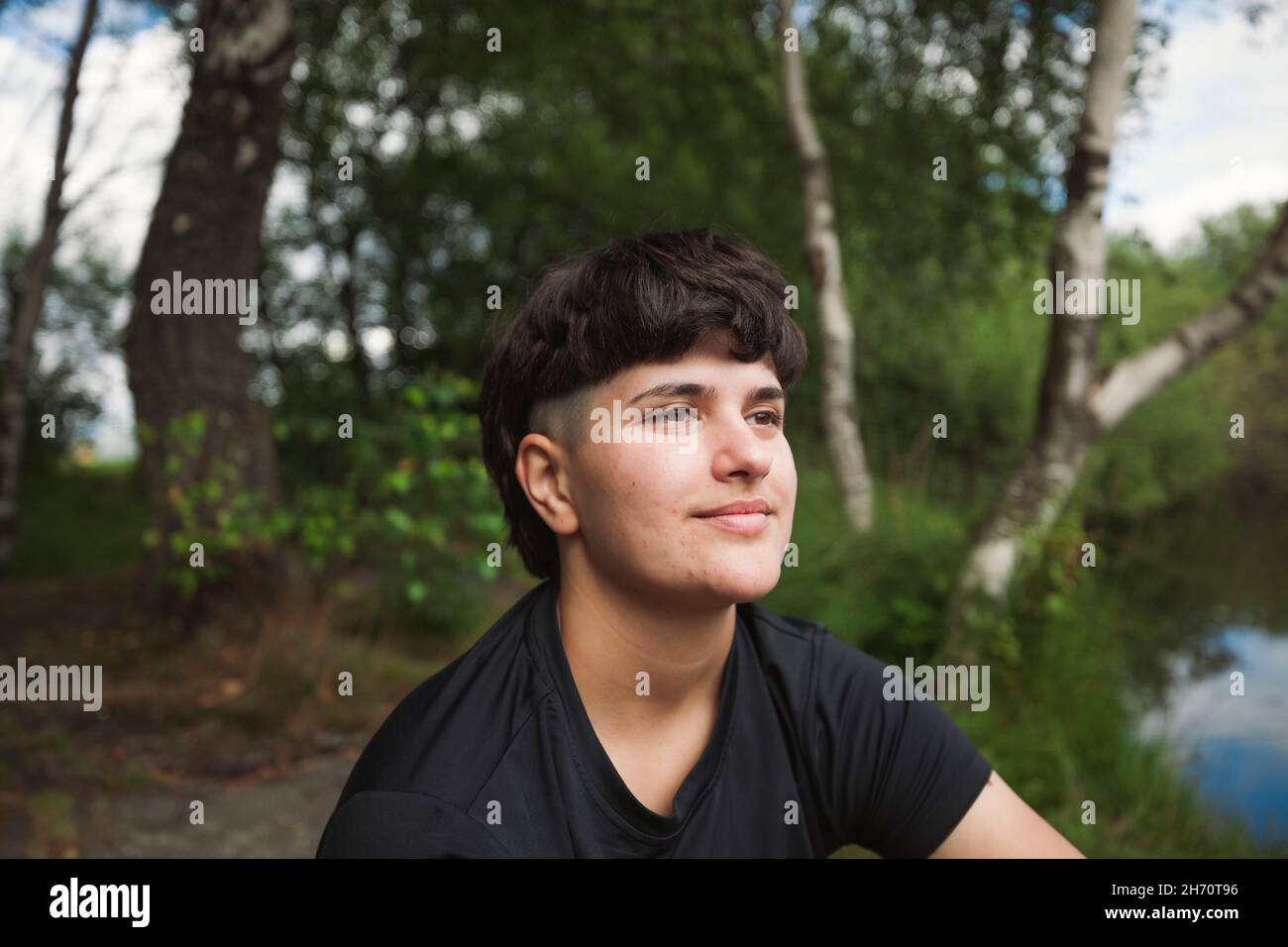 Giovane donna che si rilassa sul lago Foto Stock