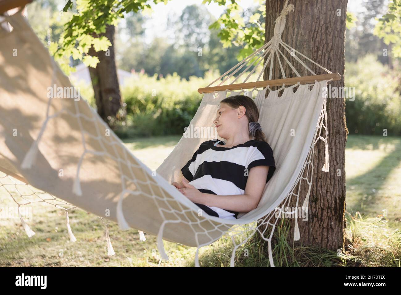 Ragazza distesa in amaca Foto Stock