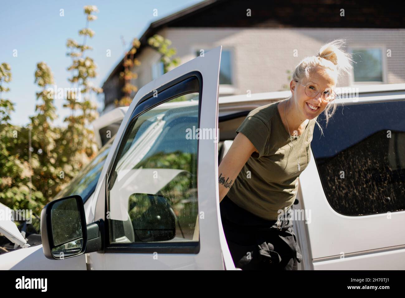 Donna sorridente in furgone Foto Stock