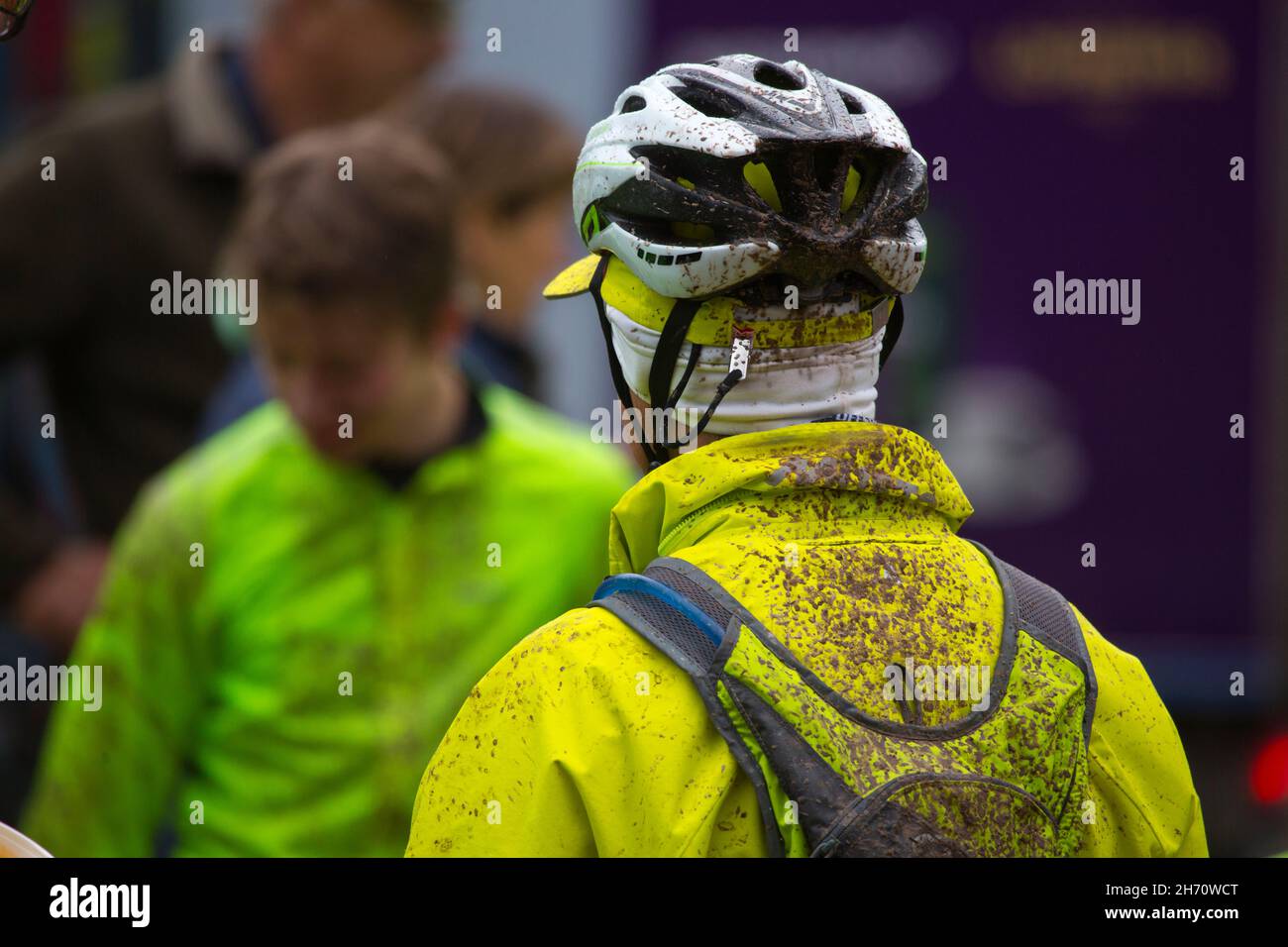 Vista posteriore del ciclista coperto di fango Foto Stock