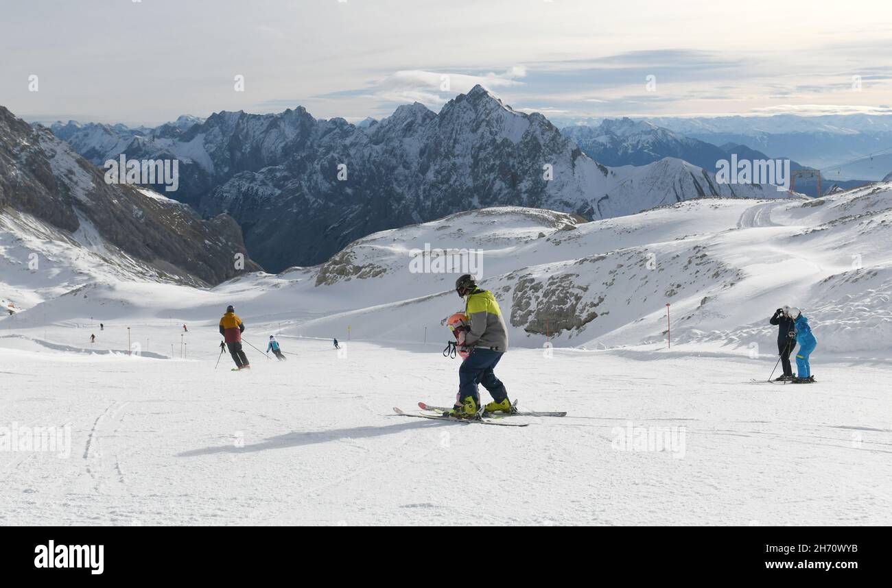 Grainau, Germania. 19 Nov 2021. Gli sciatori sono in movimento sullo Zugspitzplatt. La stazione sciistica più alta della Germania sulle Zugspitze ha iniziato la stagione invernale 2021/2022 il 19.11.2021. Credit: Angelika Warmuth/dpa/Alamy Live News Foto Stock